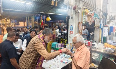 व्यापारीगणों संग विधायक किरण देव ने लड्डू बांटकर मनाई खुशी, पीएम मोदी के फैसले पर गूंजा गोलबाजार चौक