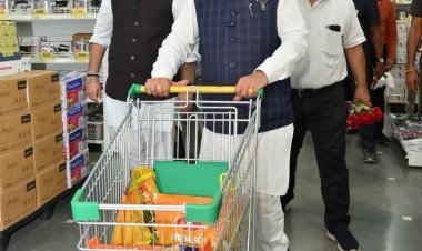 मुख्यमंत्री अचानक पहुंचे मार्ट,ग्राहकों से की मुलाकात,ग्राहक बोले जीएसटी रिफॉर्म्स, बचत क्रांति