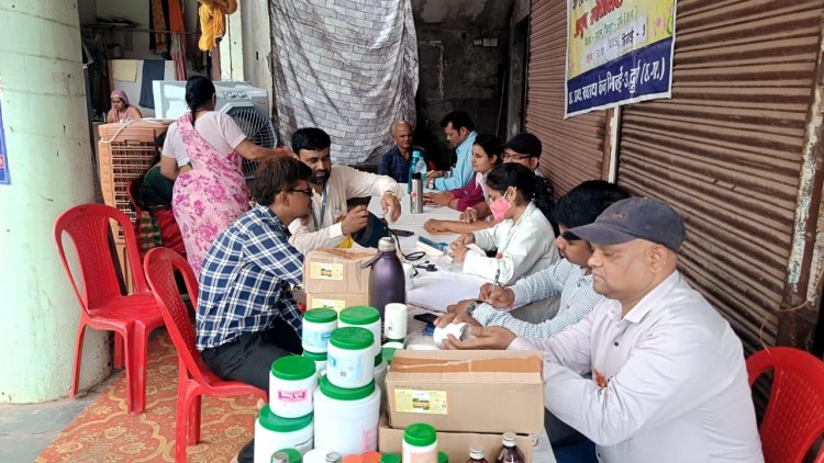 रक्तदान करने उमड़े लोग, स्वास्थ्य शिविर में उपचार के साथ दी दवाएं