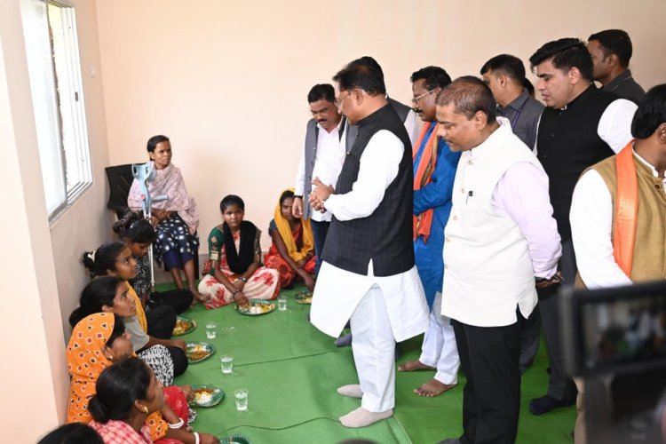 बाढ़ प्रभावितों का हाल जानने उनके बीच पहुँचे मुख्यमंत्री श्री साय: अधिकारियों को राहत एवं पुनर्वास कार्यों में तेजी लाने के निर्देश