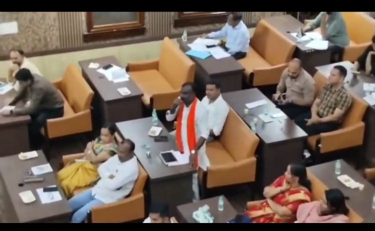 वार्डवासियों को पानी उपलब्ध ना करा पाने से व्यथित होकर पार्षद ने  निगम में विधायक को चेताया