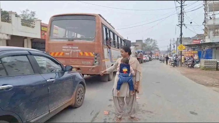 CG – मां तुझे सलाम : महिला कांस्टेबल अपने बच्चे को गोद में लेकर निभा रही है देश के प्रति अपनी ड्यूटी