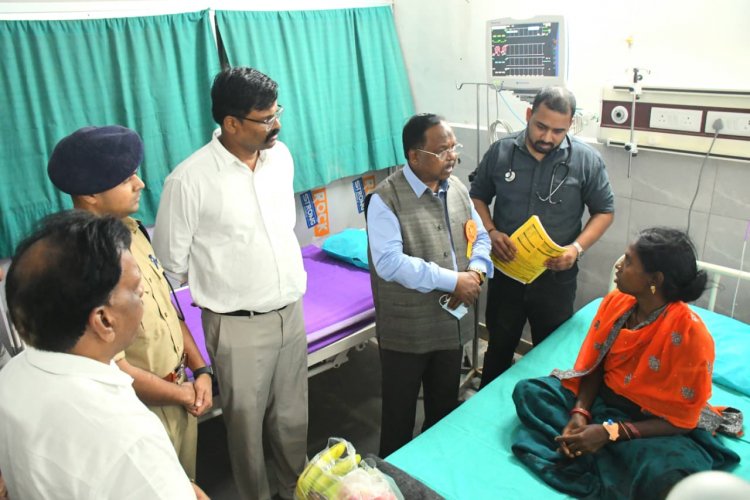 लुत्ती डैम टूटने से प्रभावित ग्रामीणों का हाल चाल जानने जिला अस्पताल पहुंचे कृषि मंत्री श्री नेताम