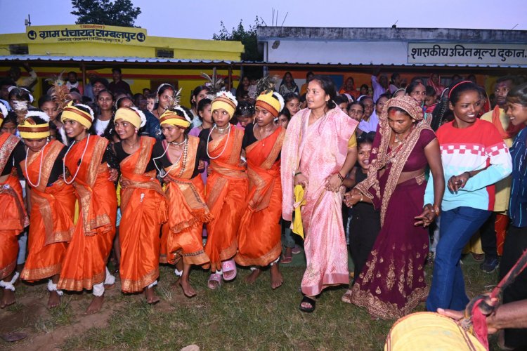 महिला एवं बाल विकास मंत्री श्रीमती राजवाड़े संबलपुर में करमा तिहार उत्सव में शामिल हुईं