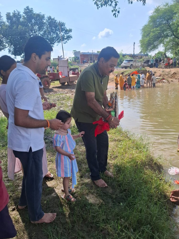 निगम संस्कृति विभाग अध्यक्ष अमर गिदवानी ने अपने घर के श्रीगणेश की मूर्ति का अमलेश्वर में  किया श्रद्धापूर्ण विसर्जन0