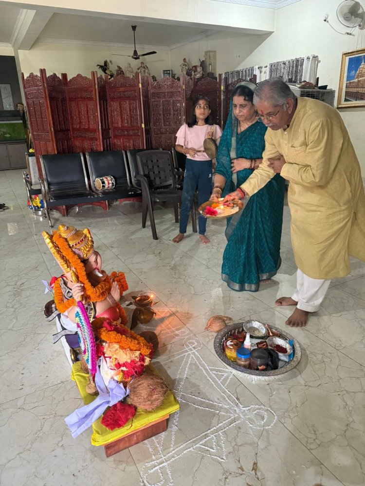 गृह निवास पर विराजित गणपति का विधिवत पूजा अर्चना कर विसर्जन किये पूर्व विधानसभा अध्यक्ष धरमलाल कौशिक
