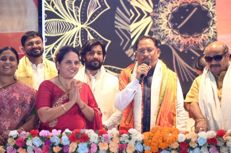 श्रीगणेश मूर्ति विसर्जन चल झांकी नगर निगम के मंच पर मुख्यमंत्री  विष्णुदेव साय का महापौर श्रीमती मीनल चौबे ने किया आत्मीय स्वागत