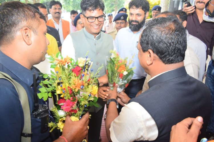 वित्त एवं जिले का प्रभारी मंत्री  ओ.पी. चौधरी के जशपुर आगमन पर जनप्रतिनिधियों और अधिकारियों ने किया आत्मीय स्वागत