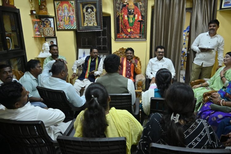 सांसद कार्यालय में सांसद खेल महोत्सव के संबंध में जगदलपुर निगम के महापौर व पार्षदों के साथ हुई बैठक