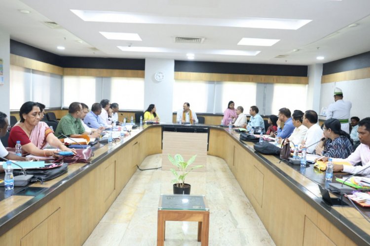  स्वास्थ्य मंत्री की अध्यक्षता में सभी चिकित्सा महाविद्यालयों के डीन एवं मेडिकल सुपरिटेंडेंट की समीक्षा बैठक