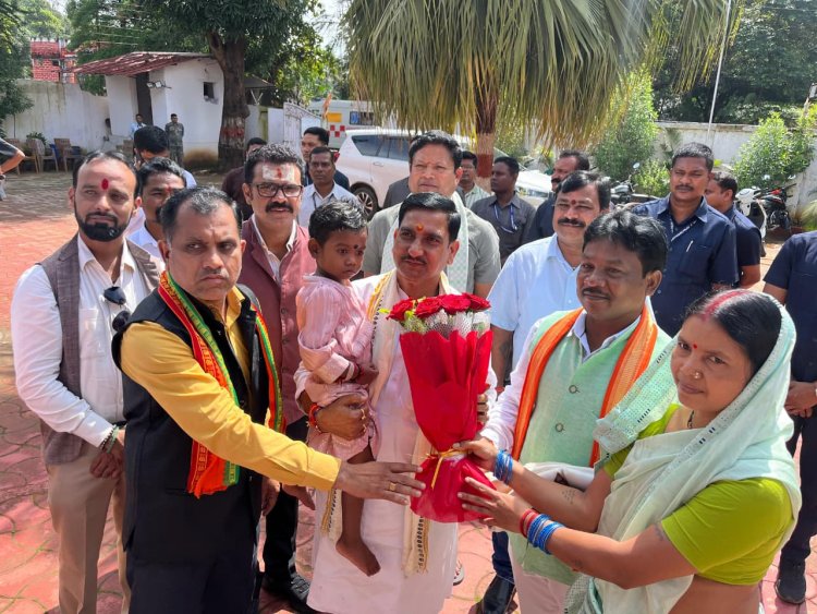 आज जगदलपुर आगमन पर केंद्रीय राज्य मंत्री तोखन साहू का जगदलपुर एयरपोर्ट पर भव्य स्वागत किया गया।