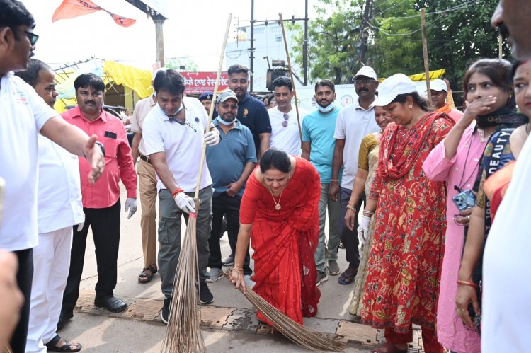 महापौर ने सुलभ शौचालय के समीप स्वयं लगाया झाड़ू