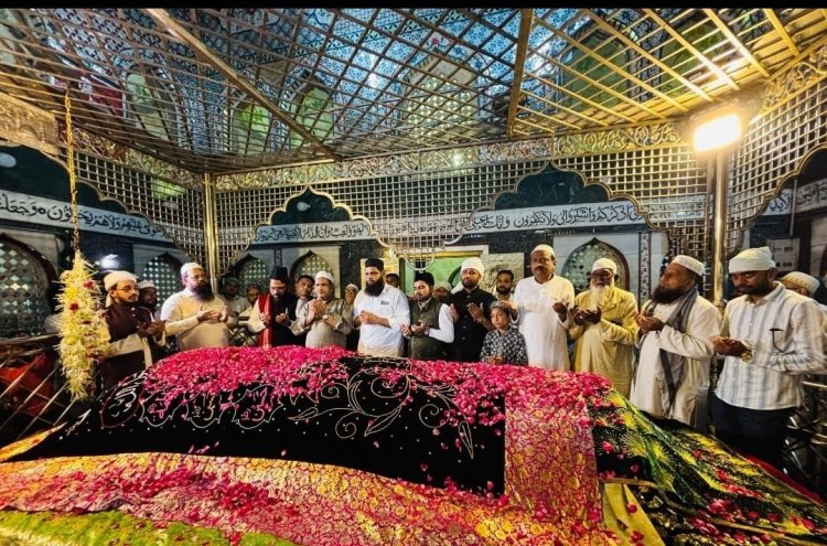 प्रधानमंत्री नरेंद्र मोदी के जन्मदिवस पर मुस्लिम राष्ट्रीय मंच ने दरगाह में चढ़ाई चादर, की लंबी उम्र और स्वस्थ जीवन की दुआ