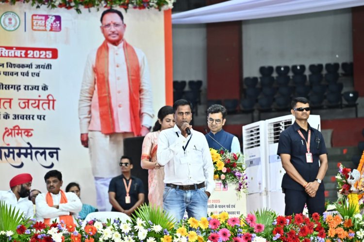 मुख्यमंत्री ने किया दीदी ई-रिक्शा चालक भुनेश्वरी साहू एवं मुख्यमंत्री नोनी बाबू मेधावी शिक्षा सहायता योजना के हितग्राही मनोज साहू से किया संवाद