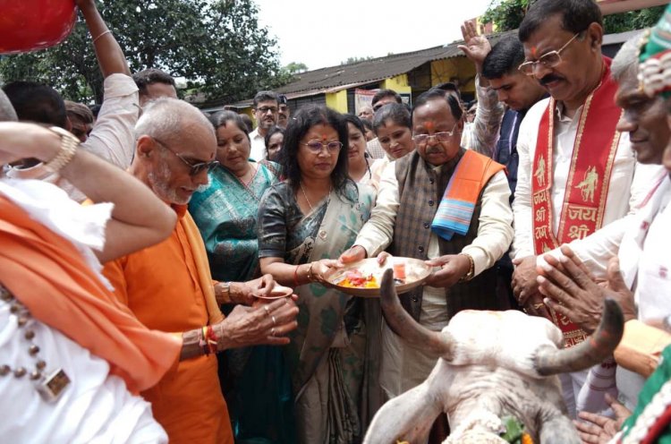 कृषि मंत्री  रामविचार नेताम ने गौ माता की पूजा-अर्चना कर खिलाया गुड़ एवं हरी घास