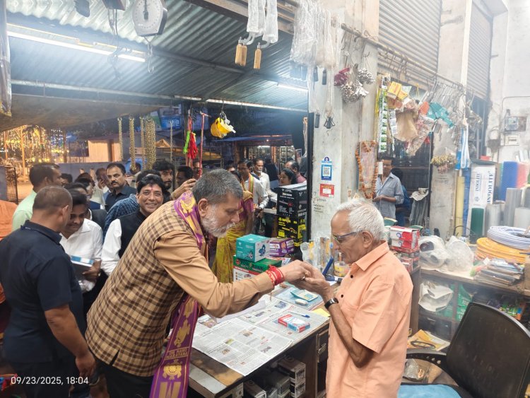 व्यापारीगणों संग विधायक किरण देव ने लड्डू बांटकर मनाई खुशी, पीएम मोदी के फैसले पर गूंजा गोलबाजार चौक