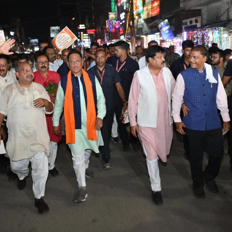 जीएसटी बचत उत्सव का जायजा लेने बाजार पहुंचे मुख्यमंत्री श्री साय