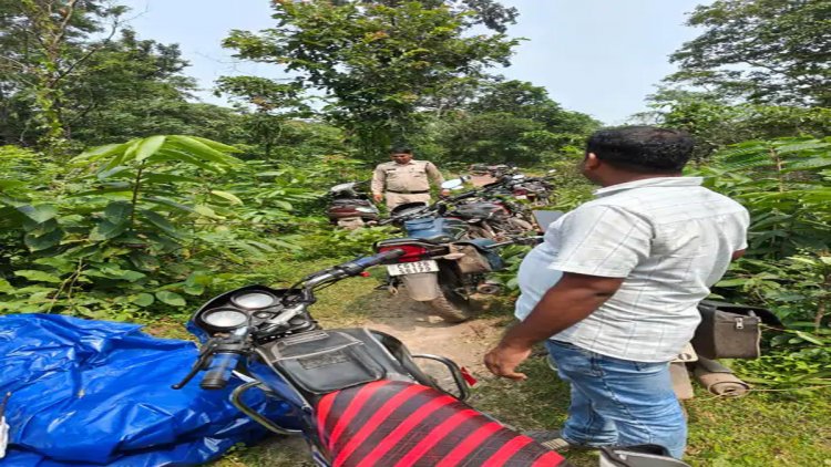 CG – जंगल में सजी थी महफिल : 52 परियों से इश्क लड़ा रहे थे दीवाने, पुलिस आई तो मैदान छोड़ खड़े हुए जुआरी, 17 बाइकें जब्त…