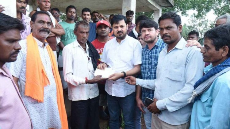 गोदावरी प्लांट हादसा : विधायक अनुज शर्मा ने दो स्थानीय मृतकों के परिजनों को सौंपा 46.50 लाख का चेक