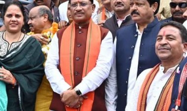 मुख्यमंत्री  विष्णुदेव साय ने राष्ट्रपिता महात्मा गांधी और पूर्व प्रधानमंत्री श्री लाल बहादुर शास्त्री की प्रतिमा पर किया माल्यार्पण