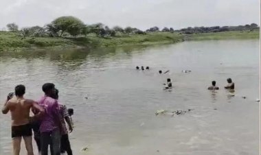 Accident : दुर्गा विसर्जन के दौरान दर्दनाक हादसा, तालाब में ट्रैक्टर ट्राली गिरने से 11 लोगों की मौत