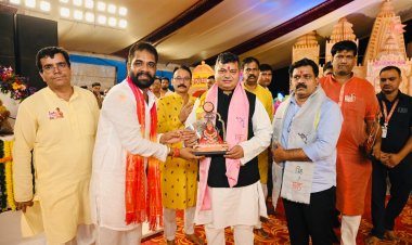 जिसे भाग्य में माता-पिता व गुरु की शक्ति मिल जाए, इससे बड़ा भाग्य क्या हो सकता है