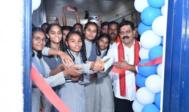 बच्चों के संग विद्यार्थी बने उपमुख्यमंत्री  विजय शर्मा