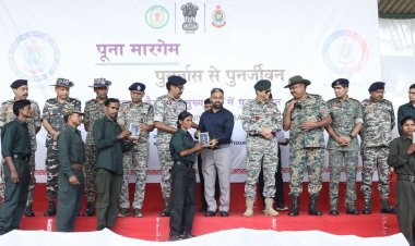 ’पूना मारगेम’ के तहत मुख्यधारा में लौटे 21 माओवादियों को संविधान की प्रति सौंपकर पुलिस महानिरीक्षक बस्तर और गायता-मांझी ने किया स्वागत