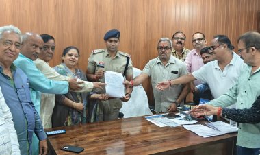 छत्तीसगढ़ सिन्धी महापंचायत के संरक्षक पूर्व विधायक श्री श्रीचंद सुन्दरानी जी के नेतुत्व में सिन्धी समाज पहुंचा देवेन्द्र नगर थाना