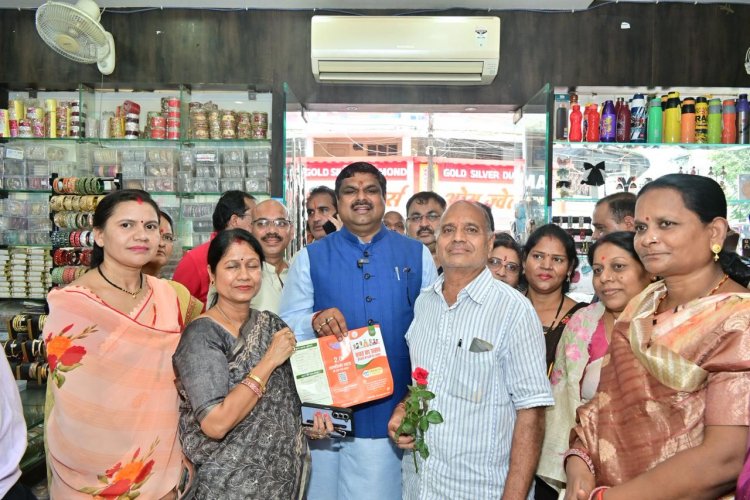 केबिनेट मंत्री  गजेन्द्र यादव पहुंचे दुर्ग के इंदिरा मार्केट, जीएसटी रिफार्म को व्यापारियों से किये मुलाकात