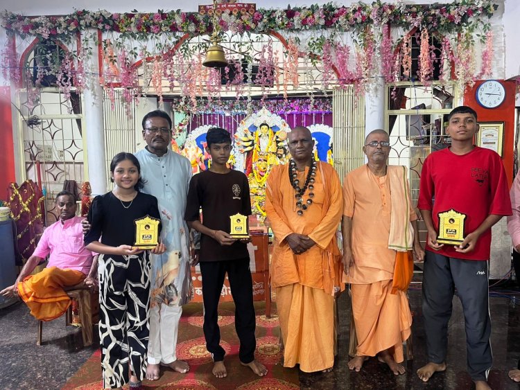 दुर्गोत्सव में रचनात्मक प्रतियोगिताओं के विजेता पुरस्कृत