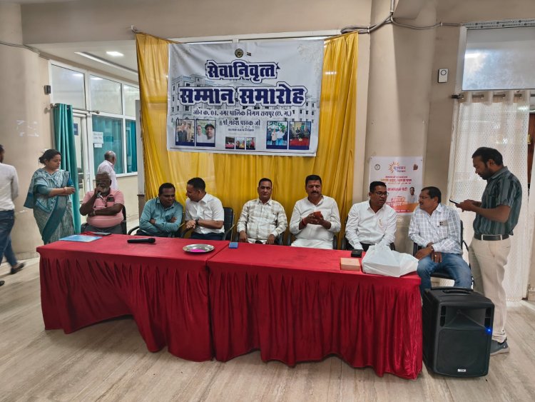 निगम सहायक राजस्व निरीक्षक  महेश पाठक नगर निगम को निरंतर 30 वर्ष सेवा देने उपरांत सेवानिवृत्त होने पर निगम जोन 4 कार्यालय में किये गए सम्मानित