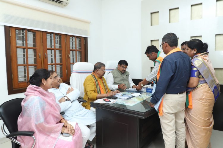 स्कूल शिक्षा मंत्री गजेन्द्र यादव ने सहयोग केंद्र में भाजपा कार्यकर्ताओं एवं आम जन की समस्याओं और आवेदनों का निराकरण किया।