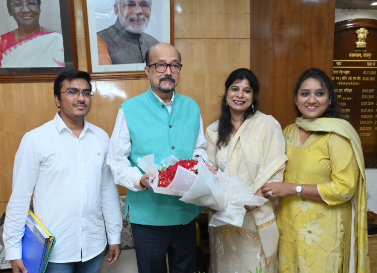 राज्यपाल श्री डेका से अखिल भारतीय व्यापारिक परिसंघ महिला इकाई के सदस्यों ने सौजन्य भेंट की