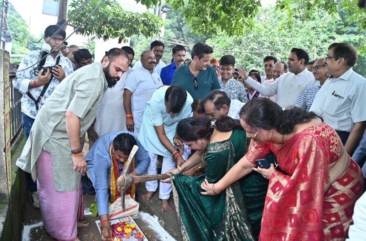 स्वामी आत्मानंद वार्ड में 30 लाख के कार्यों का भूमि पूजन विधायक राजेश मूणत एवं महापौर मीनल चौबे द्वारा