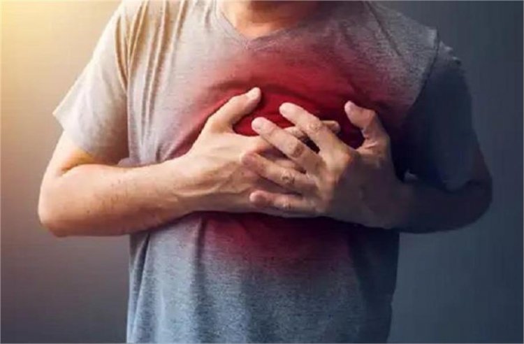 Silent Heart Attack: साइलेंट हार्ट अटैक क्या है? इन लक्षणों को कभी न करें नजरअंदाज, जानें कैसे पहचानें और बचें