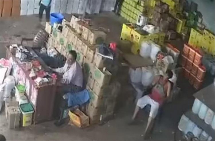 मर गई इंसानियत! दर्द से तड़पता रहा कर्मचारी, मालिक चलाता रहा मोबाइल, चंद मिनटों में तोड़ा दम