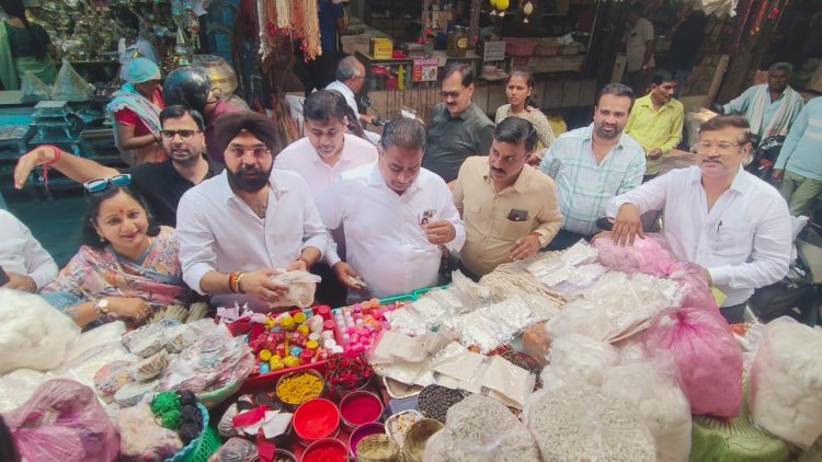 चेंबर पदाधिकारियों ने गोल बाजार में मिट्टी के दीए खरीदकर दिया ”स्वदेशी अपनाओ” का नारा, स्थानीय उत्पादों को अपनाने की अपील