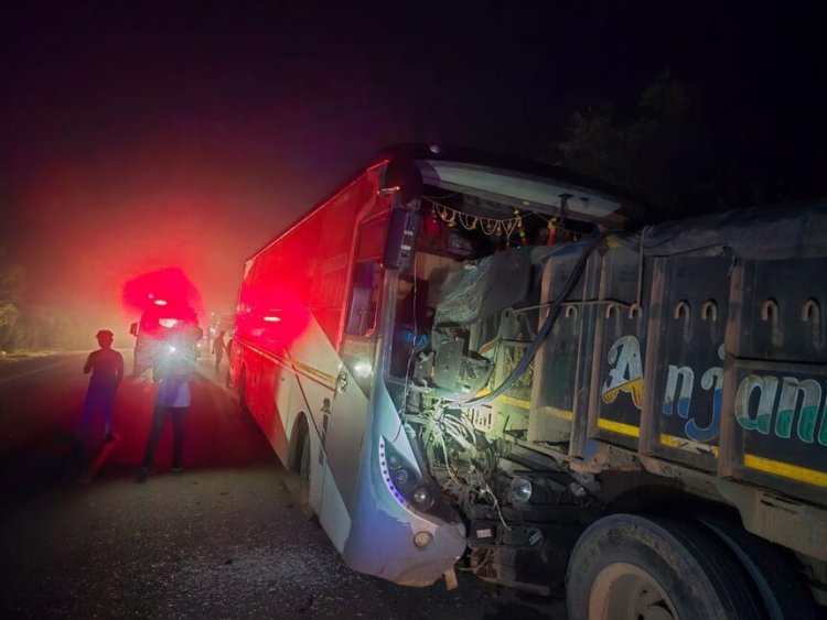 CG : कांकेर में भीषण सड़क हादसा — नेशनल हाईवे 30 पर ट्रक से टकराई बस, 12 यात्री घायल