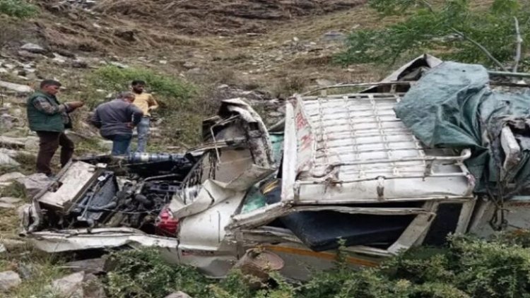 Big Accident : श्रद्धालुओं से भरी पिकअप खाई में गिरी! ओवरलोडिंग और लापरवाही के चलते हुआ हादसा, 8 की मौत…