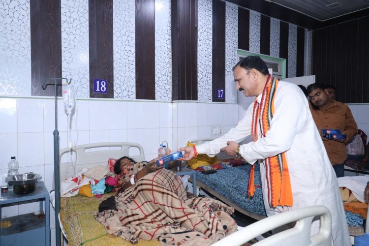 स्वास्थ्य मंत्री  श्याम बिहारी जायसवाल ने मरीजों और अस्पताल स्टाफ के साथ मनाई दिवाली, फल और मिठाई किया वितरित