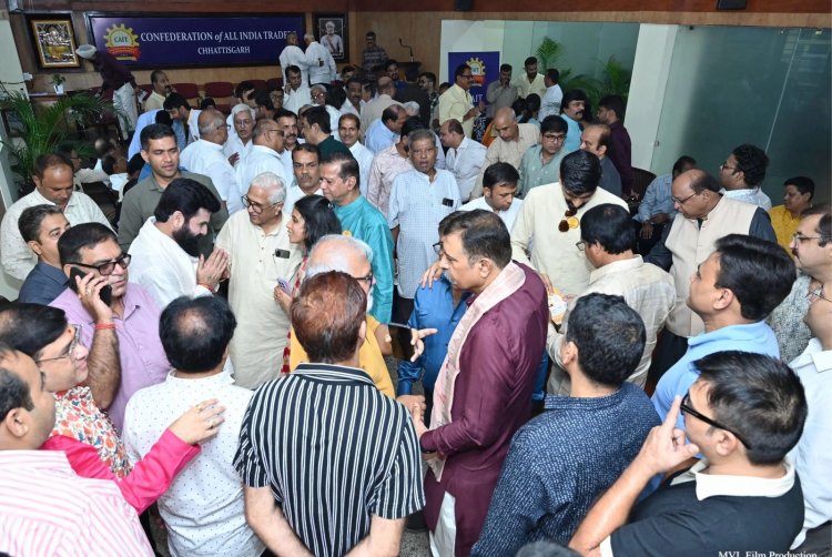  अमर पारवानी ने कहा कि व्यापारी समाज राष्ट्र की अर्थव्यवस्था की रीढ़ है स्वदेशी के दीप से सशक्त भारत का निर्माण हमारा संकल्प है।