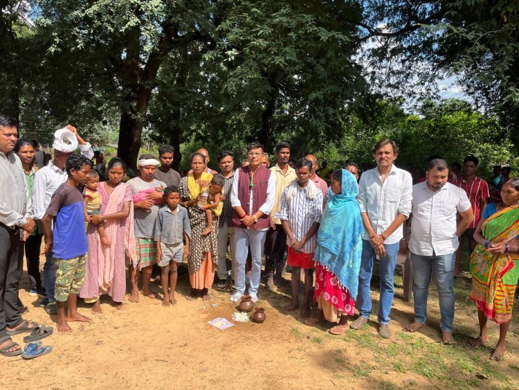 ग्रामवासियों को बहला फुसला के झूठा प्रलोभन लालच के आड़ में जबरन धर्मांतरण कराया जा रहा था । आज 6 परिवारों के लगभग 26 लोगो ने घर वापसी
