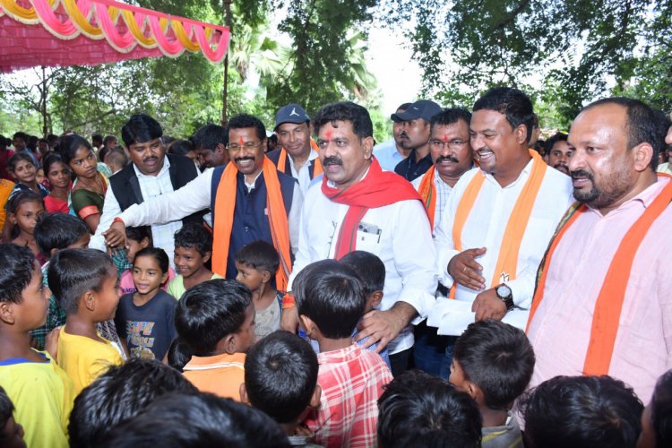 उप मुख्यमंत्री  विजय शर्मा सुकमा जिले के सुदूर वनांचल ग्राम दुलेड कैम्प का किया निरीक्षण