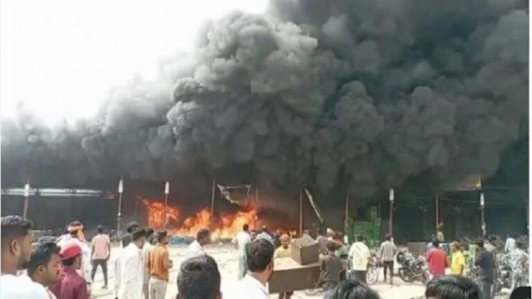 CG : सब्जी मंडी में लगी भीषण आग, कई दुकानें जलकर खाक, लाखों का हुआ नुकसान