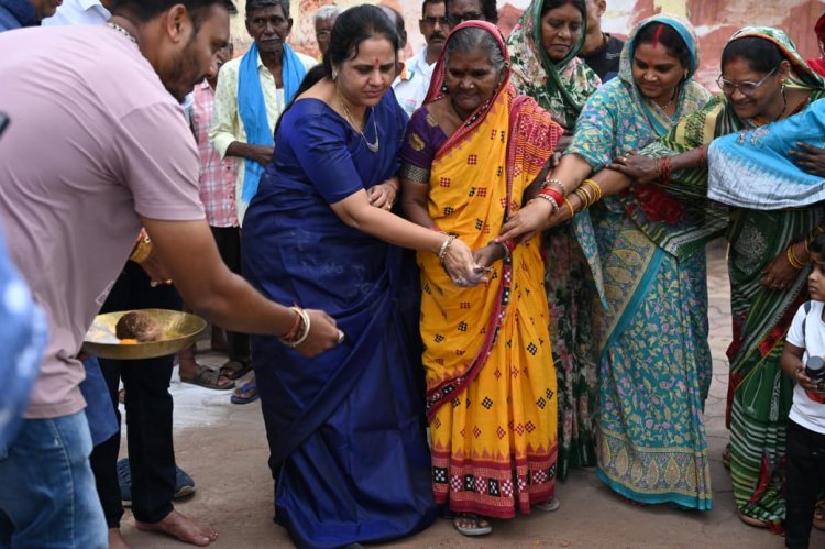 महापौर मीनल चौबे ने जोन 4 के वार्ड 64 के वीरभद्र नगर में 10 सीटर क्षमता का नवीन शौचालय निर्माण शीघ्र करने वार्ड पार्षद एवं एमआईसी सदस्य मनोज वर्मा, जोन 4 अध्यक्ष मुरली शर्मा, वार्डवासियों सहित किया भूमिपूजन