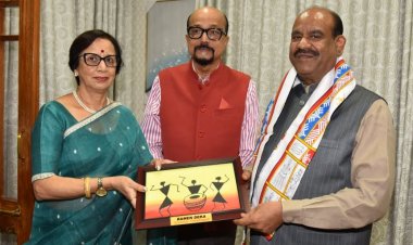 राज्यपाल  रमेन डेका ने लोकसभा अध्यक्ष श्री बिड़ला को स्मृति चिन्ह भेंट किया