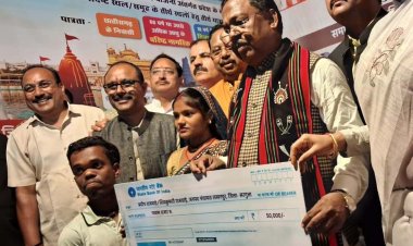 कृषि मंत्री श्री नेताम ने राज्योत्सव में 6 दिव्यांगजनों को सहायक उपकरण एवं आर्थिक सहायता प्रदान की