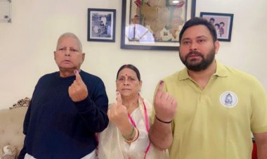 Bihar Assembly Elections 2025 : पूर्व सीएम लालू यादव ने सपरिवार डाला वोट, बोले – तवा से रोटी पलटती रहनी चाहिए नहीं तो जल जाएगी