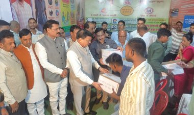 राज्योत्सव में मंत्री  लखन लाल देवांगन के द्वारा पांच टीबी मरीजों को दिया गया फूड बास्केट